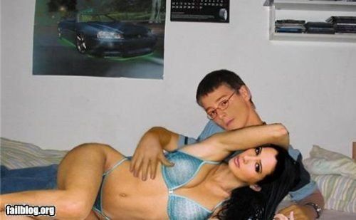 Typen, die ihre Photoshop-Kenntnisse nutzten, um sich eine Freundinnen zu verpassen