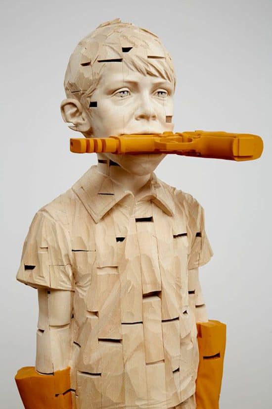 A arte da escultura em madeira de Gehard Demetz