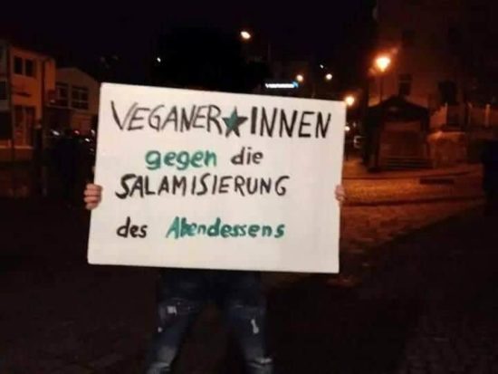 Veganer gegen die Salamisierung des Abendessens