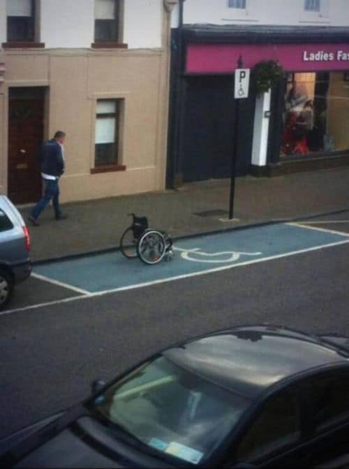 Neulich auf dem Behinderten-Parkplatz