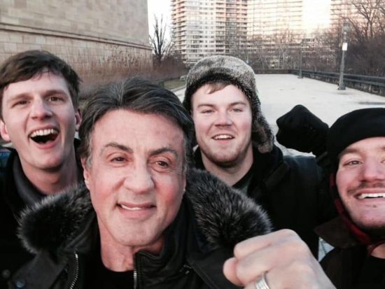 Touristen treffen Stallone während sie "Rocky" in Philadelphia spielen
