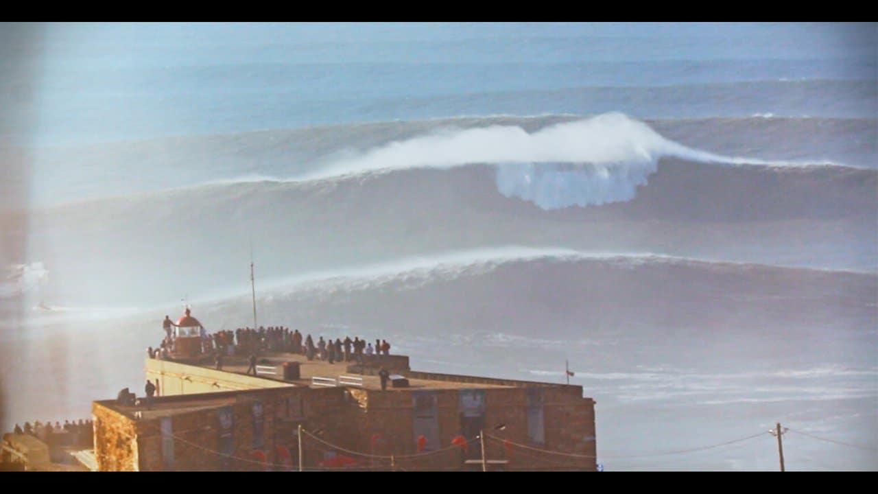 Surfeando sobre olas gigantes en Portugal