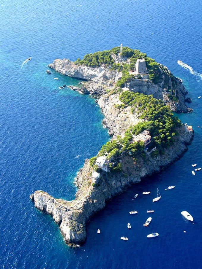 Insel in Form eines Delfins