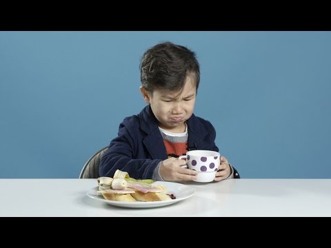 Amerikanische Kinder kosten Frühstück aus aller Welt