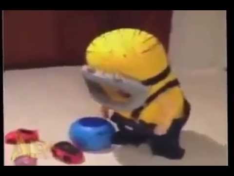 Baby im Minion Kostüm fällt um