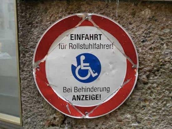 Einfahrt für Rollstuhlfahrer
