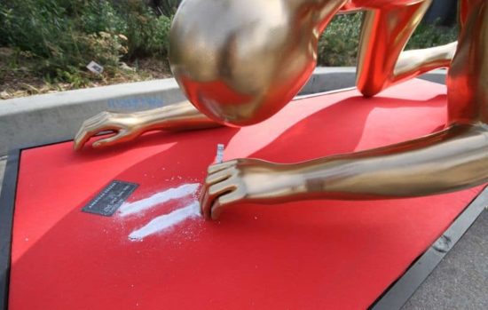 Koks schniefende Oscar-Figur am Hollywood Boulevard