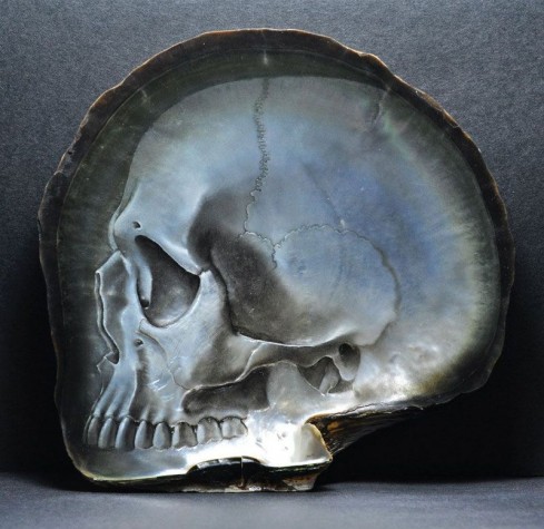 Crânio esculpido em madrepérola