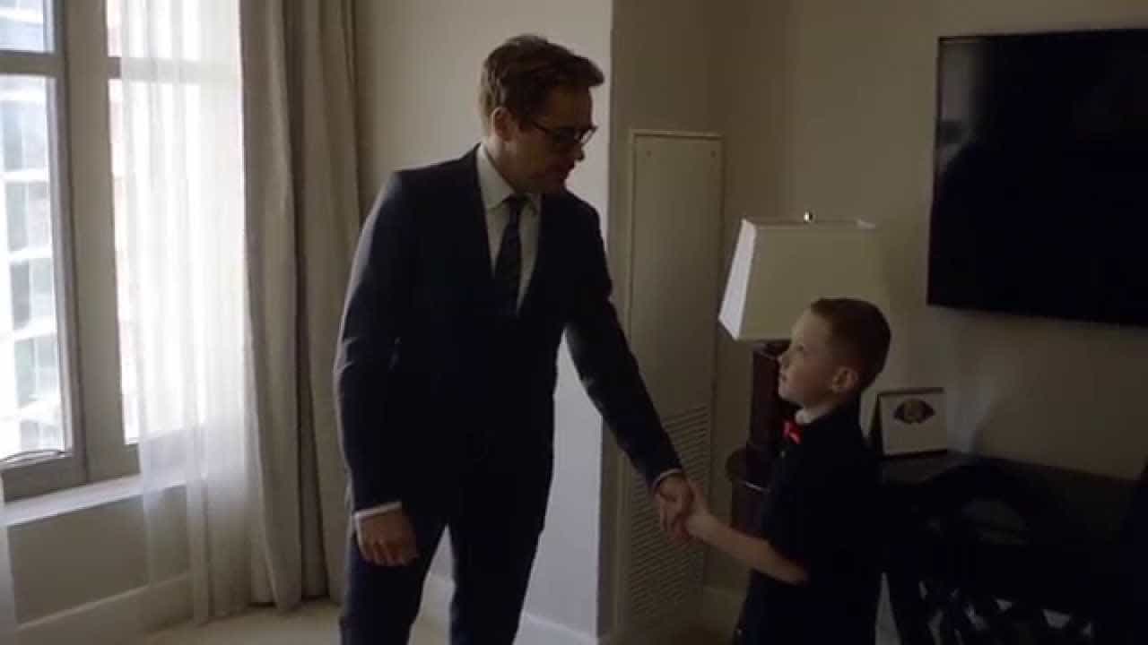 Robert Downey Jr. schenkt einem Jungen einen Iron Man Arm Prothese