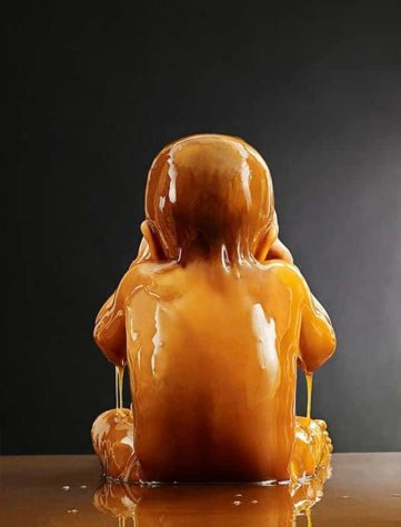 Preservation: Menschen mit Honig überschüttet