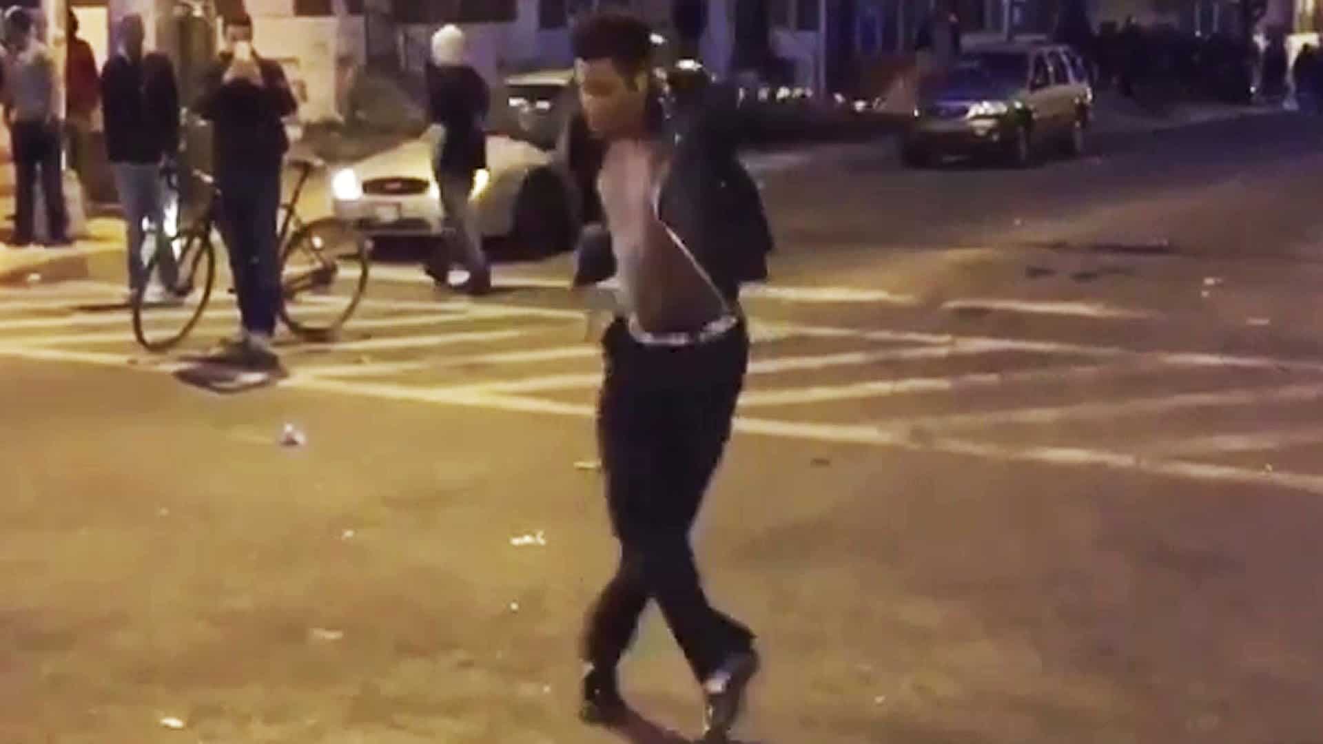 Un manifestant danse devant Michael Jackson au milieu des émeutes de Baltimore