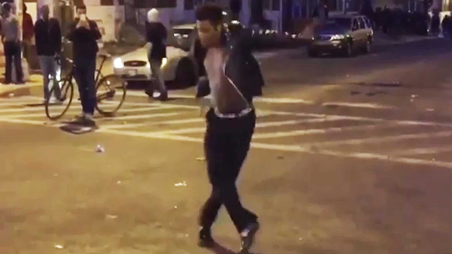 Demonstrant tanzt zu Michael Jackson inmitten der Baltimore Krawalle