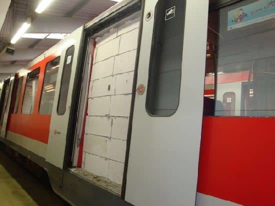 Tren Bricked - Personas desconocidas cierran la puerta de un S-Bahn