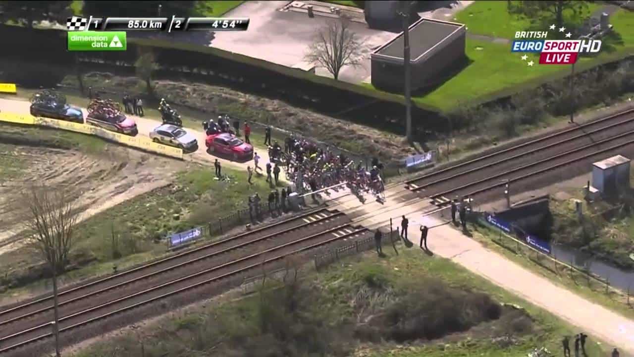 Le train traverse des courses cyclistes