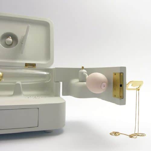 Dildo, gefüllt mit der Asche des verstorbenen Partners