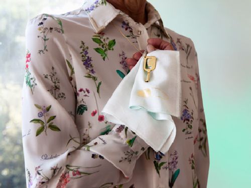 Dildo, gefüllt mit der Asche des verstorbenen Partners