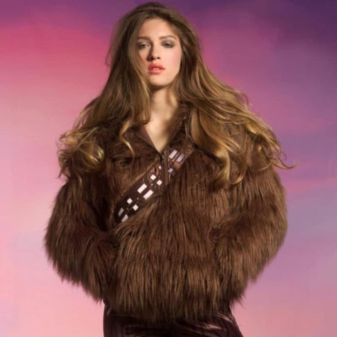 Pörröinen hupullinen takki Chewbacca-ulkoasulla