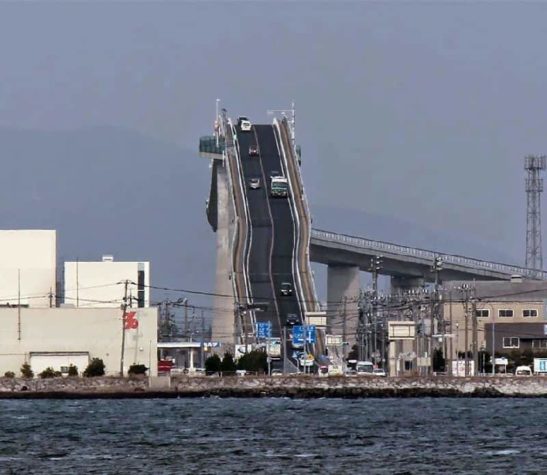 Diese Brücke in Japan sieht aus wie eine Achterbahn