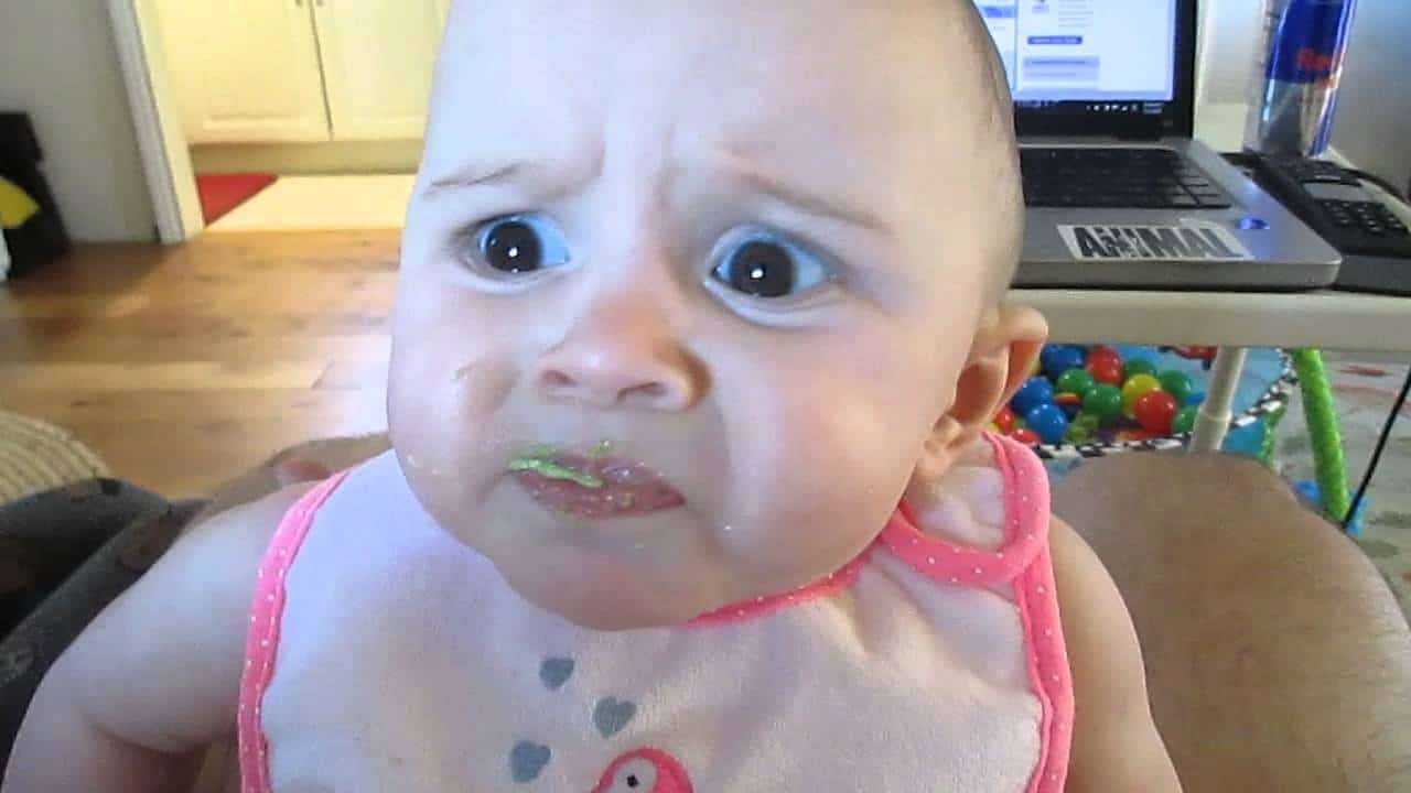 Babys Gesichtsausdruck nach dem ersten Mal Avocado