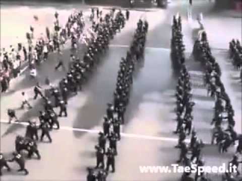 Impressionante coreografia della polizia contro i manifestanti