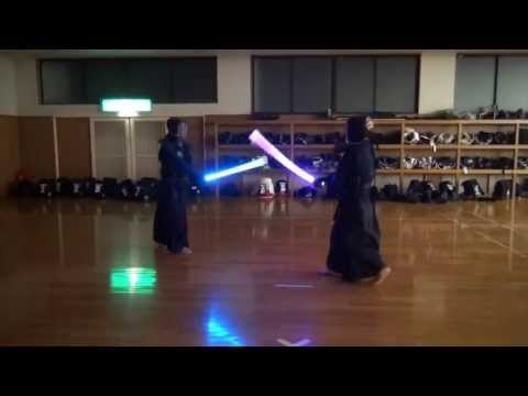 Kendo-zwaardvechters duelleren met lichtzwaarden