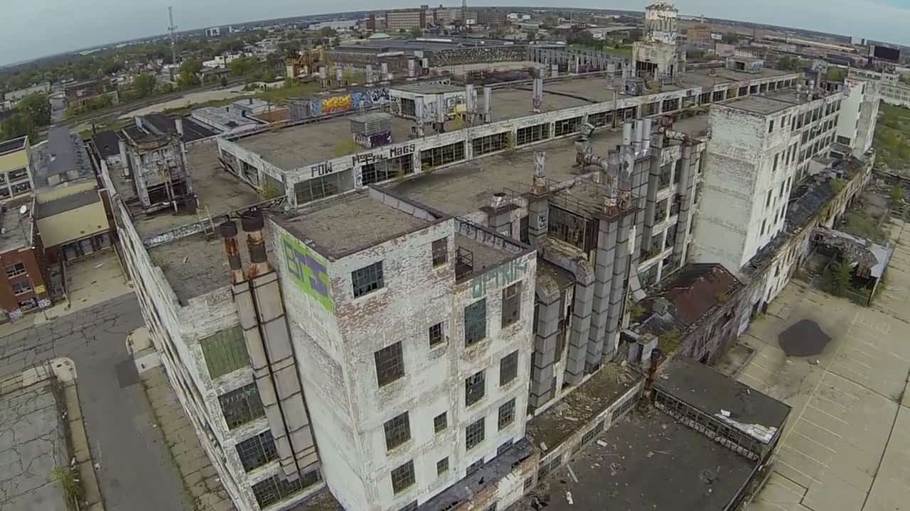 Fløjet over øde Detroit i en drone