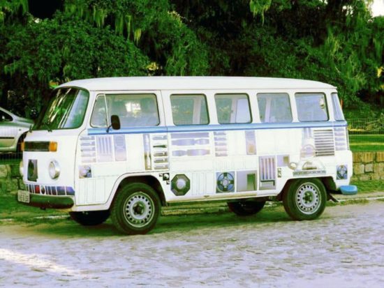 Jedes Stück wurde sorgfältig unter Verwendung einer Wärmepistole auf dem Bus befestigt