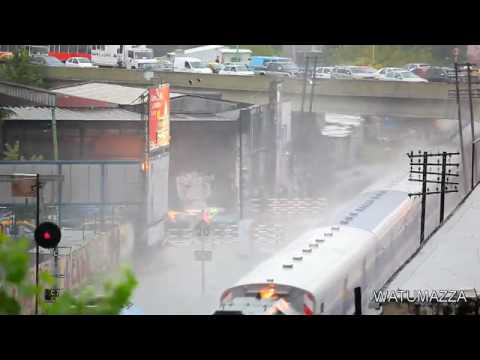 Riesige Welle bei Zugfahrt in Buenos Aires