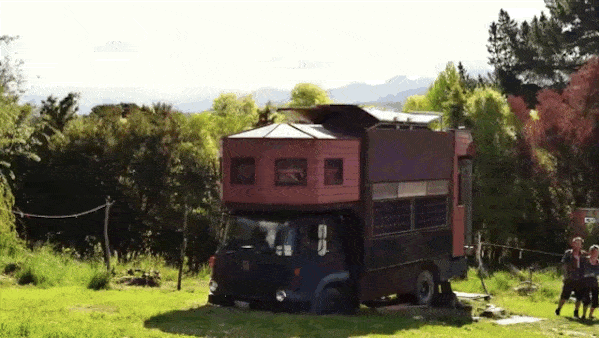 Kleines, bewohnbares Schloss auf einem Truck