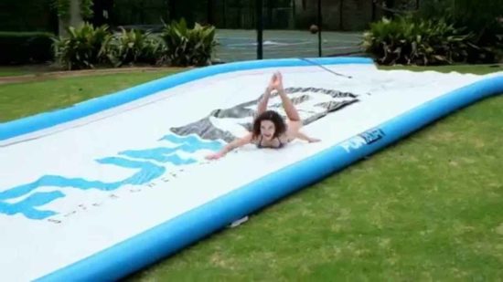 Sommer, Palmen, Sonnenschein: 15 Meter lange Wasserrutsche ...