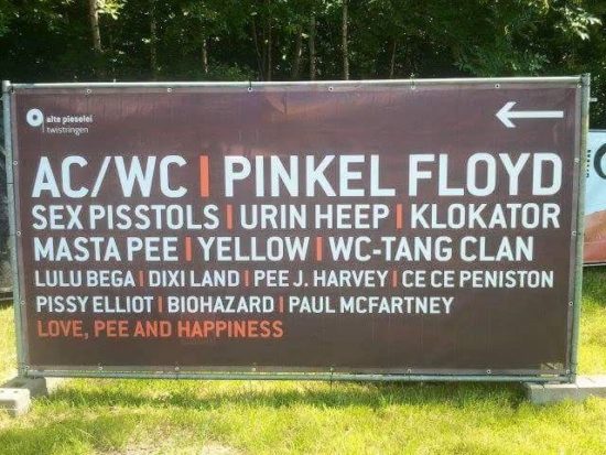 Placa de sinalização dos banheiros do festival: AC/WC e Pinkel Floyd