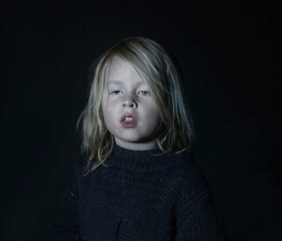 Zombie Kids: Kinder hypnotisiert vom TV schauen