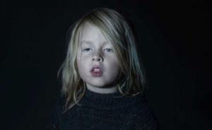 Zombie Kids: Kinder hypnotisiert vom TV schauen