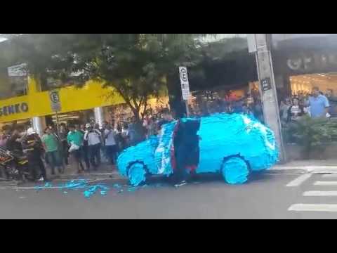 Autoumgestaltung mit Post-it weil Behindertenparkplatz unberechtigt genutzt