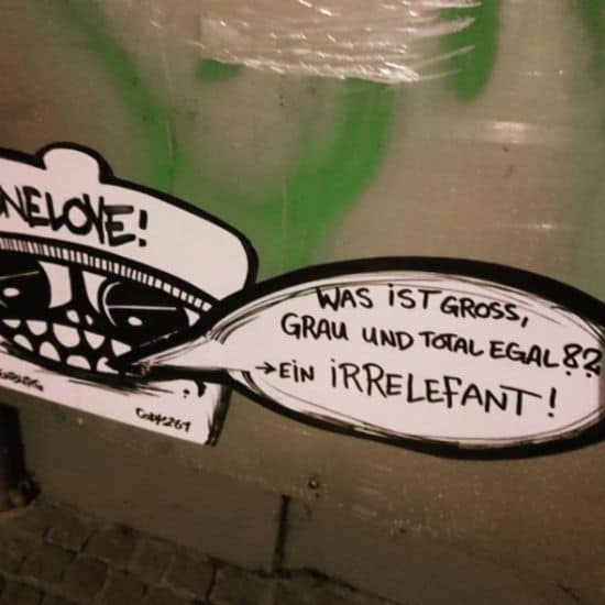 Was ist gross, grau und total egal?