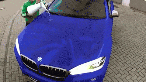 Auto wird zum Hulk wenn man es mit Wasser bespritzt