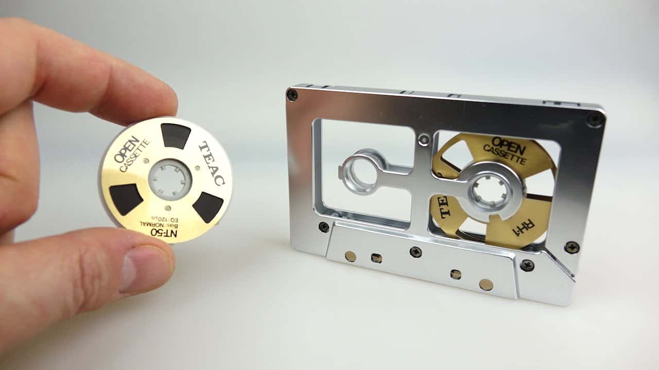 Kassette mit Wechselbändern und das vielleicht genialste Kassettenautoradio der Welt
