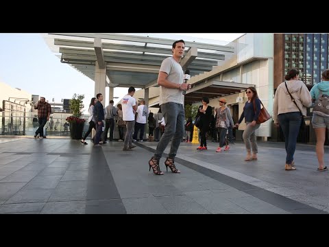 Mann trägt einen Tag lang High Heels