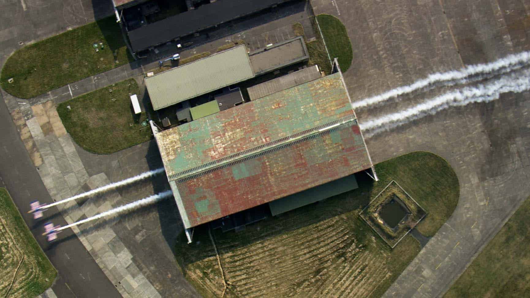 Mit zwei Fliegern und 300 km/h durch den Hangar