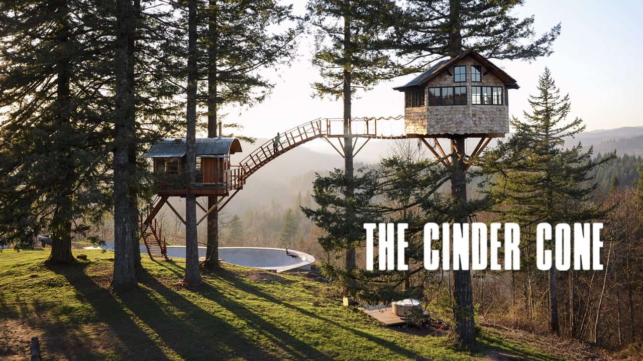 The Cinder Cone: Zwei Baumhäuser und ein Skate Bowl im Wald