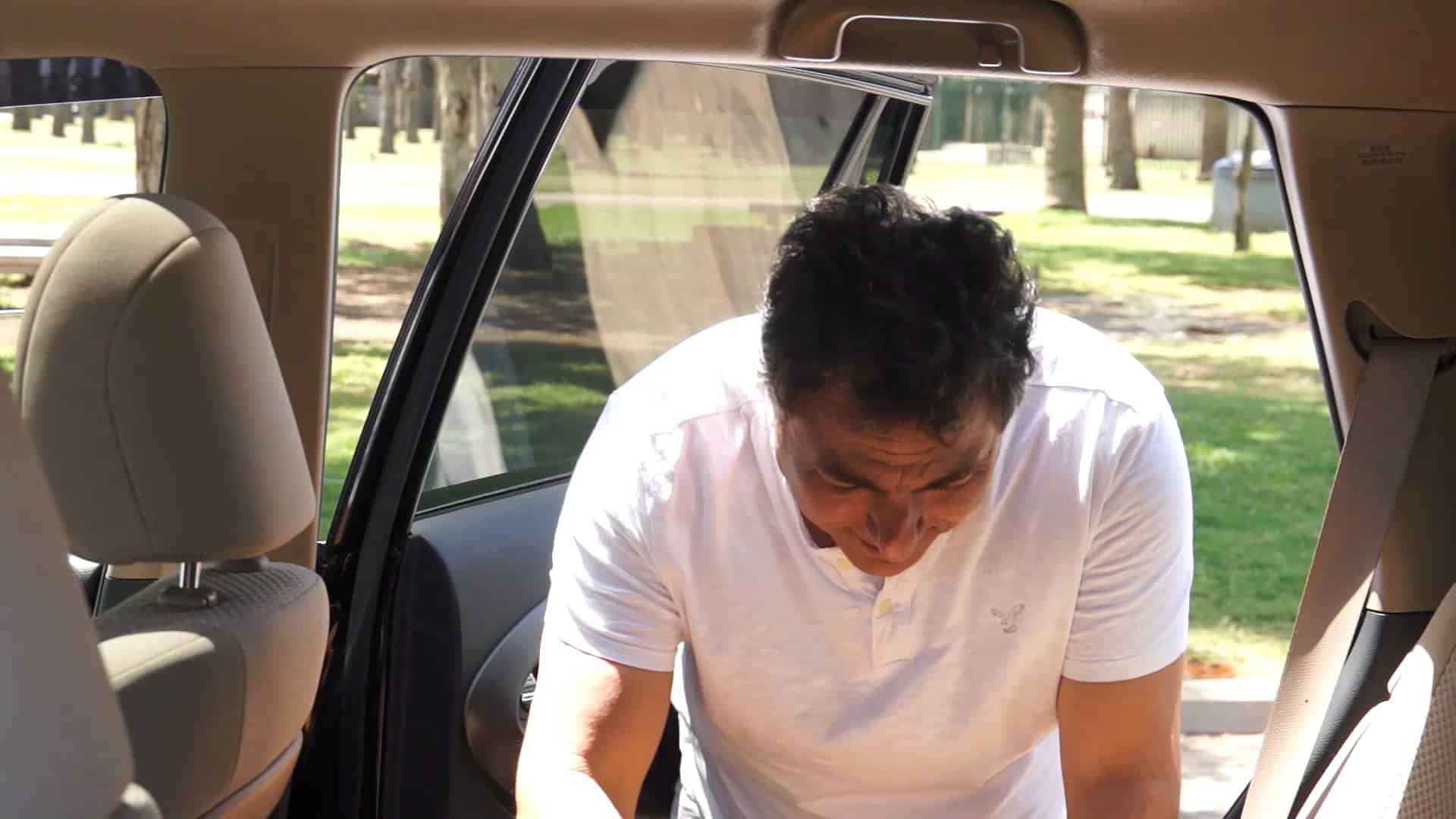 Wie man eine Pizza im Auto bäckt