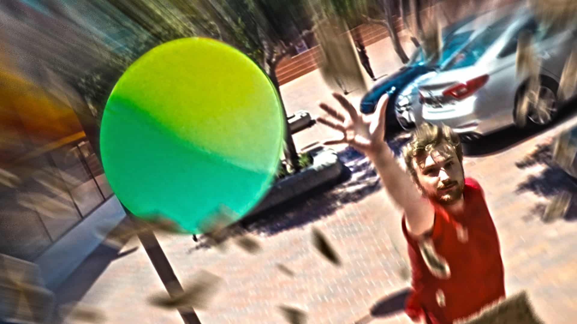 Egoperspektive eines hüpfenden Balls, der durch LA wütet