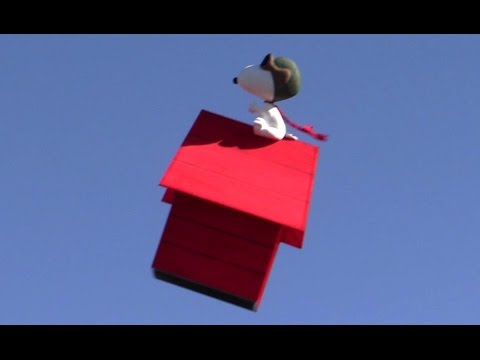Een quadcopter die eruit ziet alsof Snoopy op zijn hondenhok vliegt