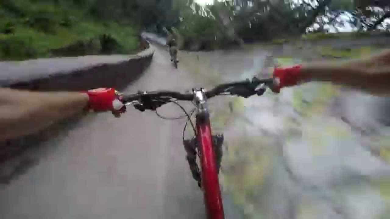 Mit dem Fahrrad eine Bobbahn runterfahren