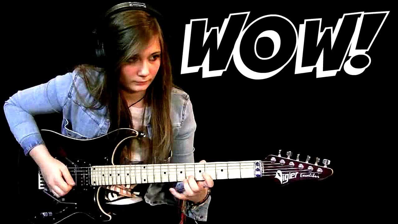 Připoutejte se! Dívka hraje na kytaru a šokuje tím celý hudební svět