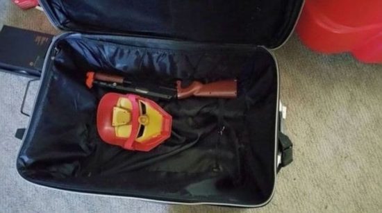 Kleiner Junge packt den Koffer