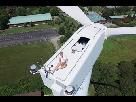 Drohne überrascht Sonnenbadenden auf einem Windrad