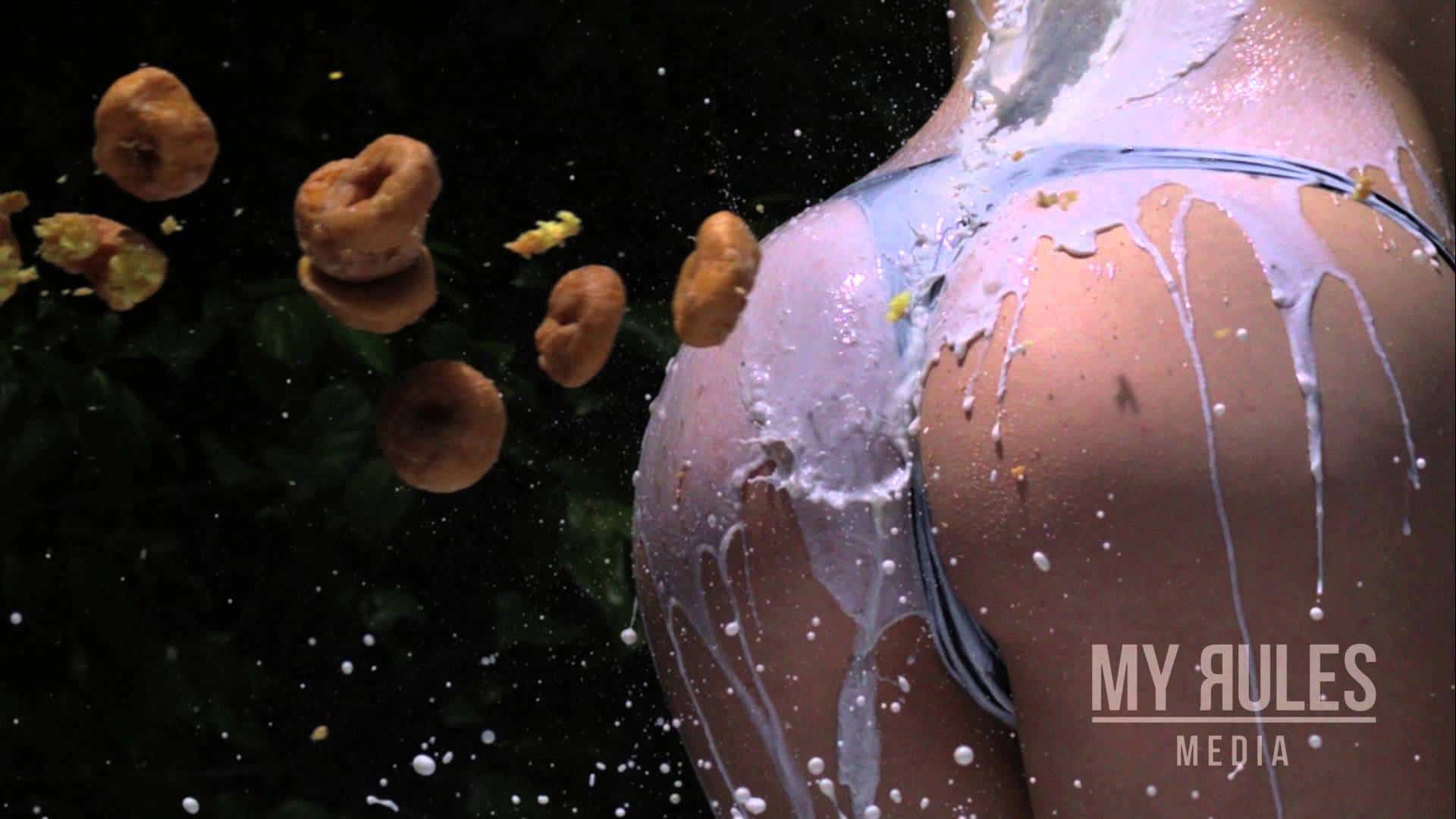 Ein Arsch voll Donuts in Zeitlupe