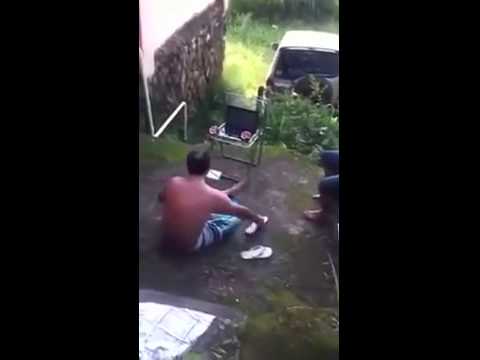 Ein Betrunkener und seinen Flip Flops