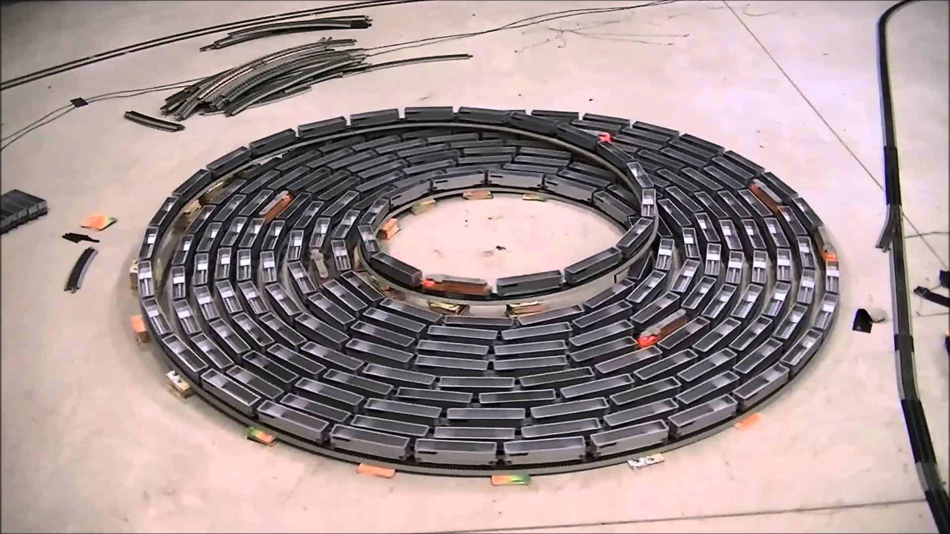 Spirale infinita con un modellino ferroviario HO
